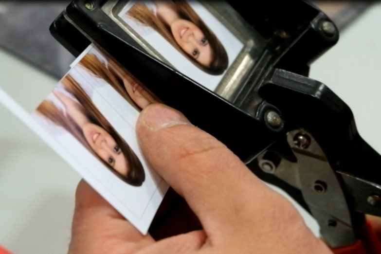 Fotos carnet al momento, DNI, pasaporte, currículum en Barcelona Colovif laboratorio fotográfico profesional