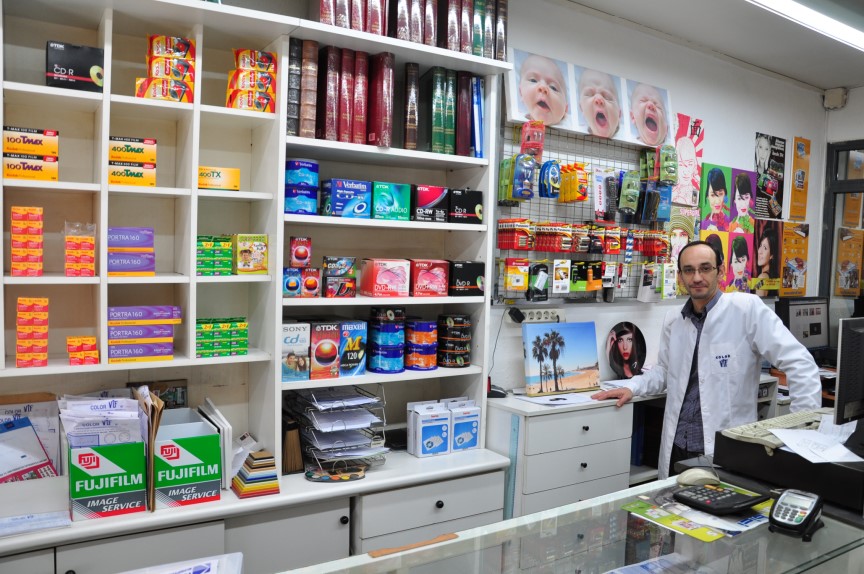 Color VIF laboratorio fotográfico profesional Barcelona, foto digital online y analógica barato, fotos DNI, revelado químico , ampliaciones urgentes