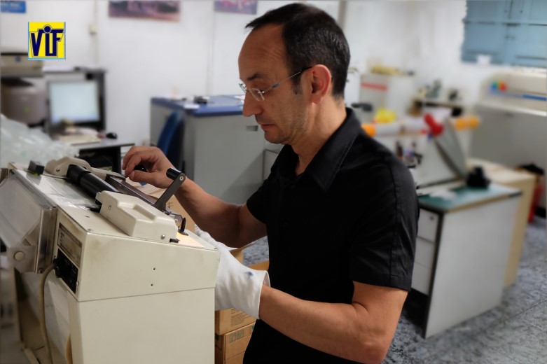 Color VIF laboratorio fotográfico profesional Barcelona, foto digital y analógica barato, fotos DNI,