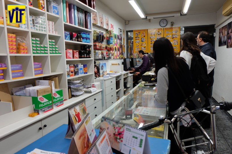 Color VIF laboratorio fotográfico profesional Barcelona, foto digital y analógica barato, fotos DNI, revelado químico ONLINE, imprimir fotos baratas