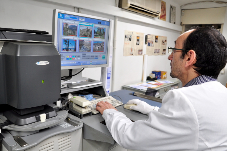 Color VIF laboratorio fotográfico profesional Barcelona, foto digital y analógica barato, fotos DNI, revelado ONLINE,Revelar fotos barato en Barcelona, hacemos foto-regalos, tazas