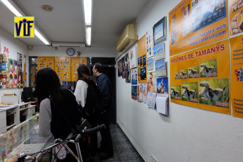 Color VIF laboratorio fotográfico profesional Barcelona, foto digital y analógica barato, fotos DNI, revelado ONLINE,Revelar fotos barato en Barcelona, hacemos foto-regalos, tazas