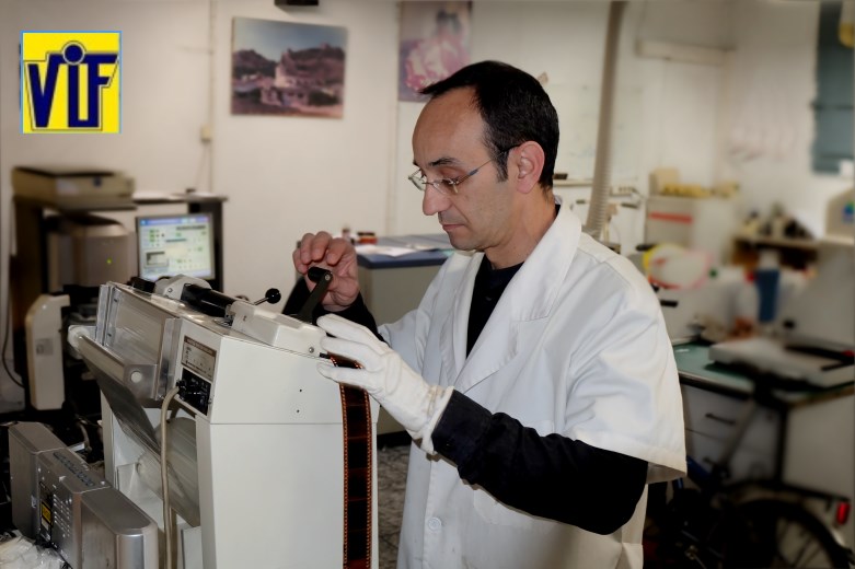 Color VIF laboratorio fotográfico profesional Barcelona, foto digital y analógica barato, fotos DNI, revelado ONLINE,Revelar fotos barato en Barcelona,hacemos ampliaciones, foto-regalos, tazas