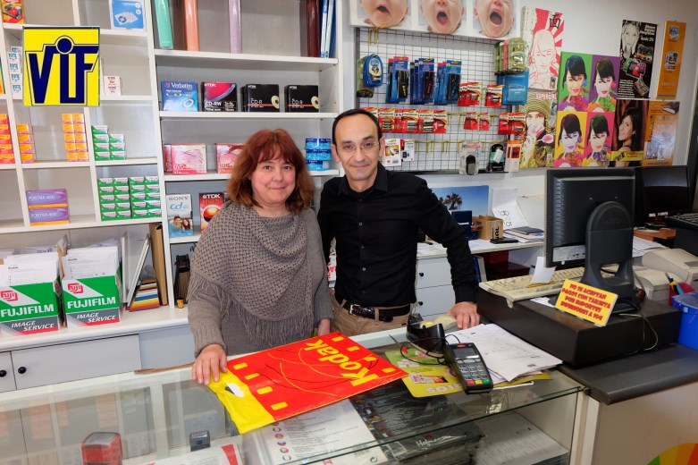 Color VIF laboratorio fotográfico profesional Barcelona, foto digital y analógica barato, fotos DNI, revelado ONLINE,Revelar fotos barato en Barcelona,hacemos ampliaciones, foto-regalos, tazas