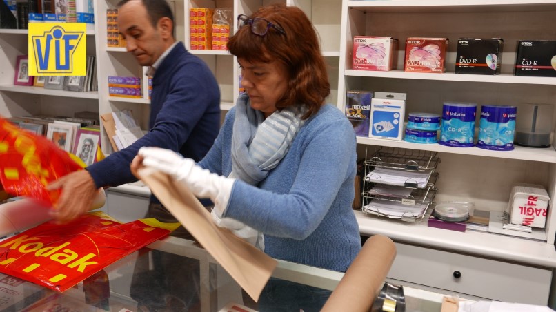 Revelado de carretes analógicos con foto química para clientes y tiendas en Barcelona