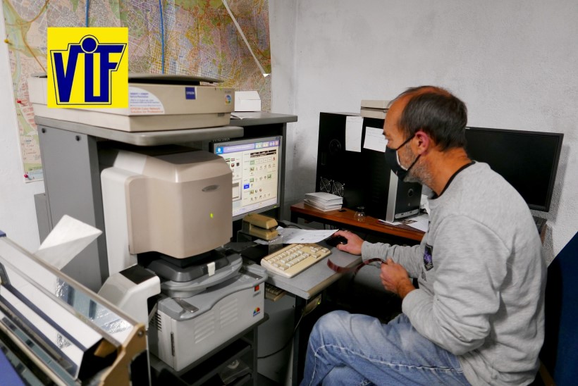 Cerca de ti hacemos fotos de carnet, DNI, pasaporte, al instante en Barcelona, Colorvif laboratorio fotográfico