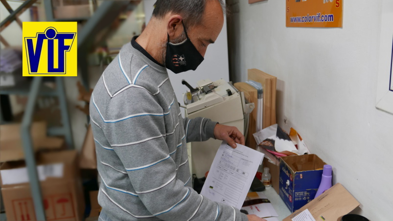 Fotos para pasaporte o DNI en 4 minutos cerca de aquí en Colorvif, en el centro de Barcelona